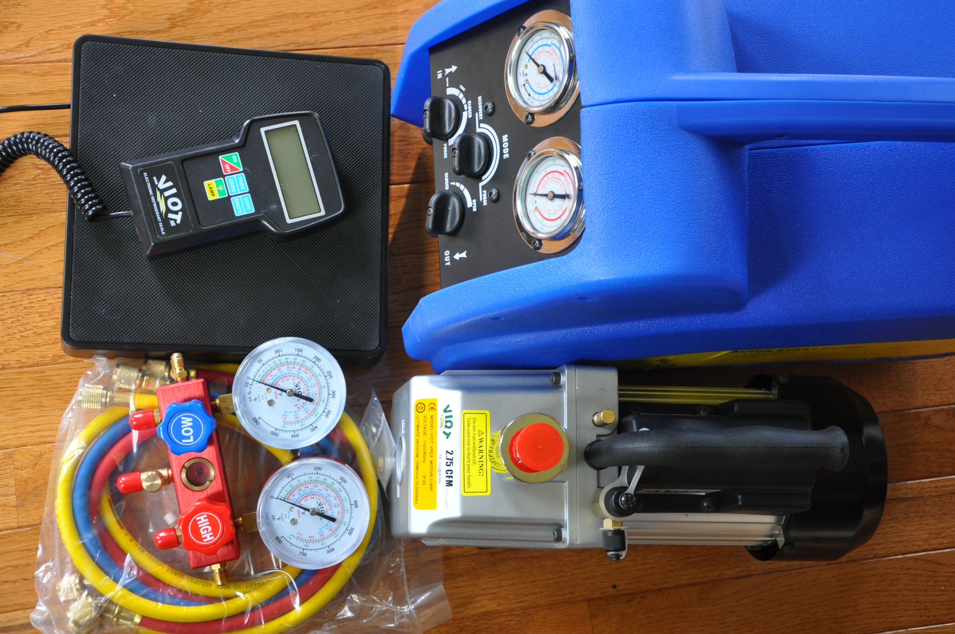 4-tools-in-a-Set:2-piston pushpull recovery unit, Vacuum Pump VPD5, Manifold Gauge set GM410a, Digit