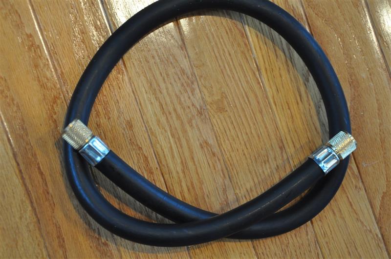 Black Utility vacuum Hose for 4-way manifold gauges, 36" in length 600 PSI Working pressure 3000 PSI Burst 3/8" SAE flar